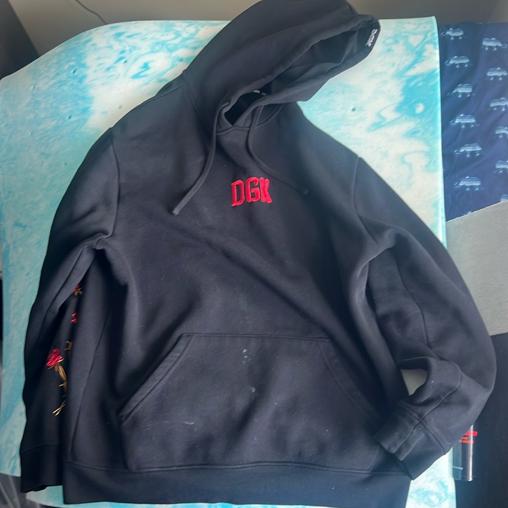 It’s a DGK Jason hoodie. Color:red,black,silver/white Size:X-large